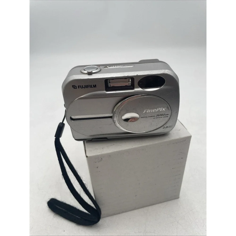Fujifilm FinePix 2600 Zoom Digital Camera 3X Optical Zoom+Battery+MemCard-READ